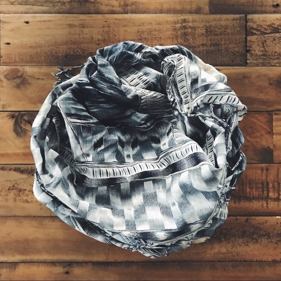 Patterned Fringe Scarf - Picture 2 of 3